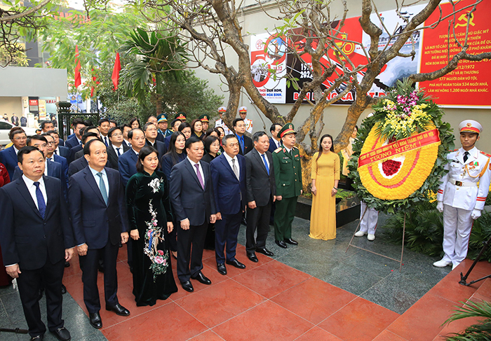 Lãnh đạo thành phố Hà Nội dâng hương tại Đài tưởng niệm Khâm Thiên